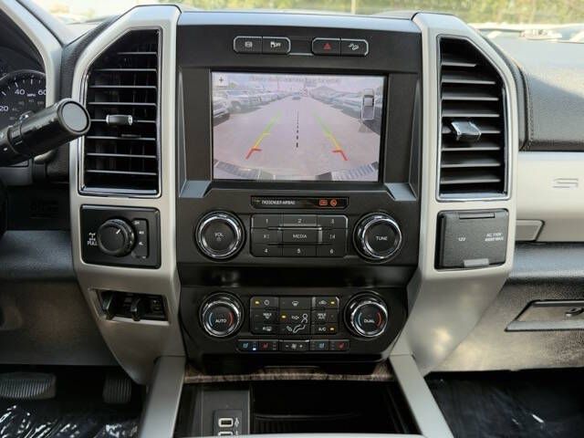 Photo 19 of this FORD F250 LARIAT