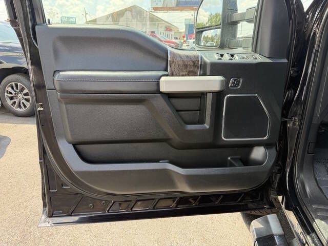 Photo 20 of this FORD F250 LARIAT