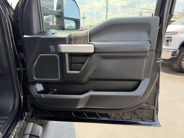 Photo 21 of this FORD F250 LARIAT