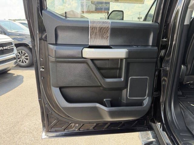 Photo 22 of this FORD F250 LARIAT