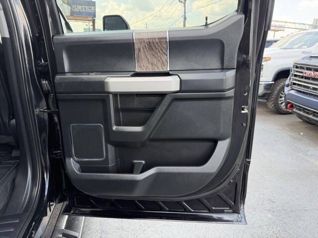 Photo 23 of this FORD F250 LARIAT