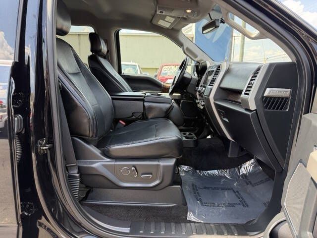 Photo 13 of this FORD F150 LARIAT