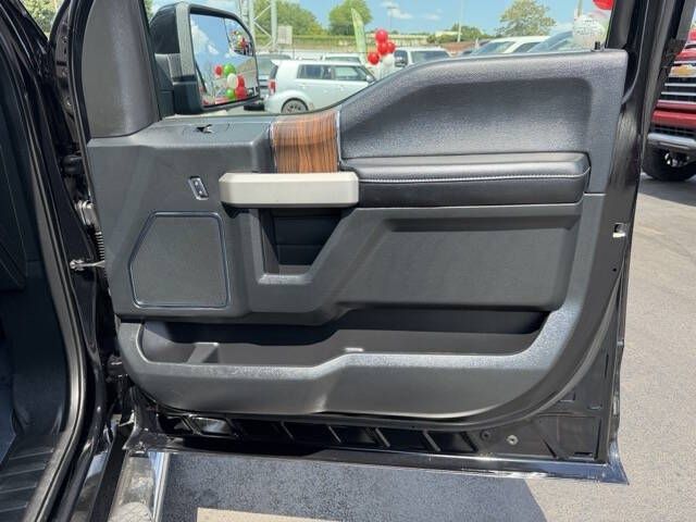 Photo 14 of this FORD F150 LARIAT