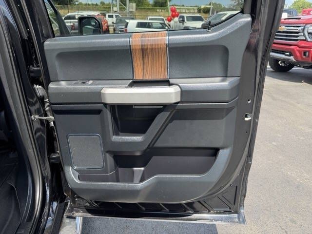 Photo 15 of this FORD F150 LARIAT
