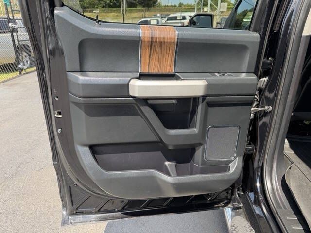 Photo 19 of this FORD F150 LARIAT
