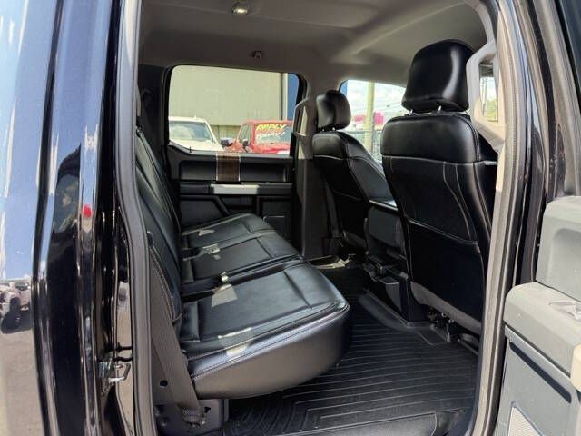 Photo 22 of this FORD F150 LARIAT