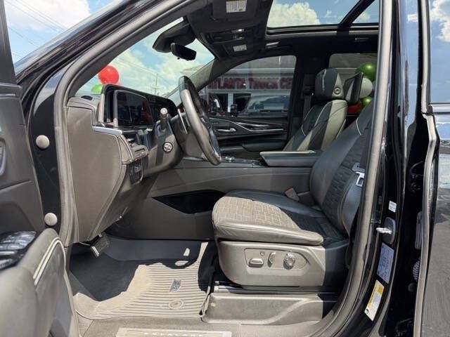 Photo 9 of this CADILLAC ESCALADE V