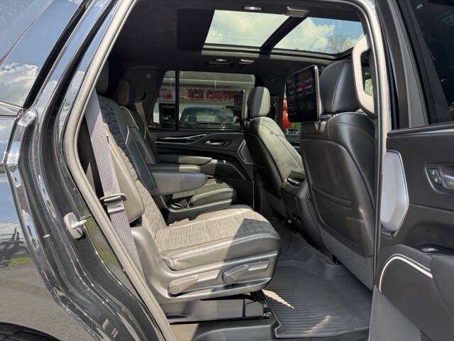 Photo 13 of this CADILLAC ESCALADE V