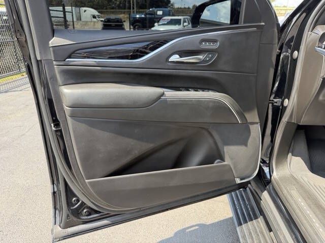 Photo 23 of this CADILLAC ESCALADE V