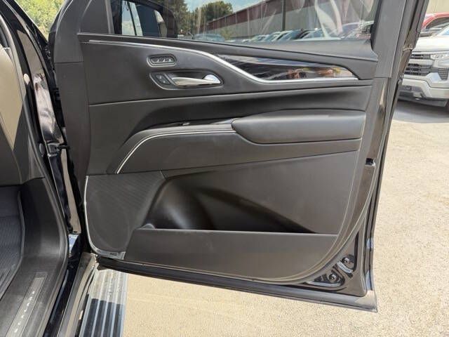 Photo 24 of this CADILLAC ESCALADE V