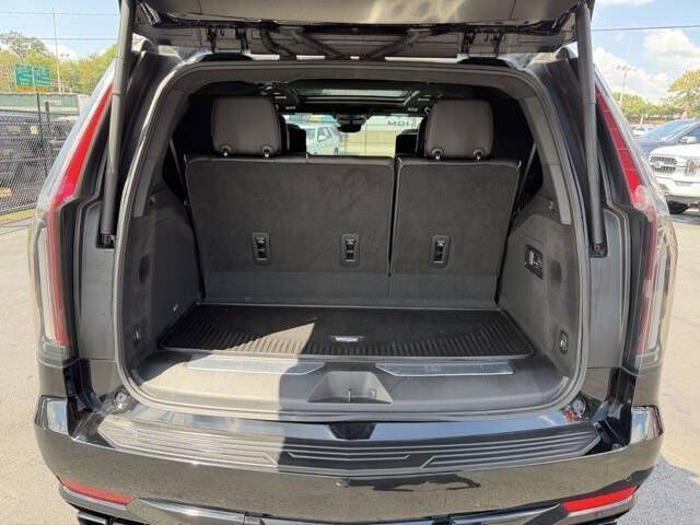 Photo 27 of this CADILLAC ESCALADE V