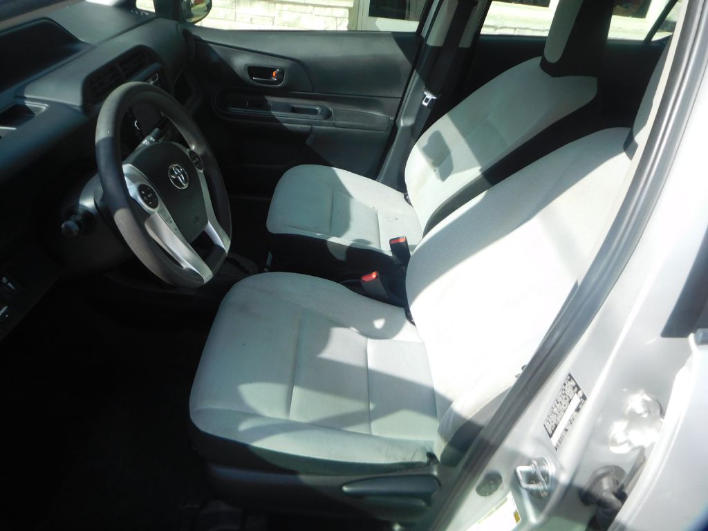 Photo 8 of this TOYOTA PRIUS C
