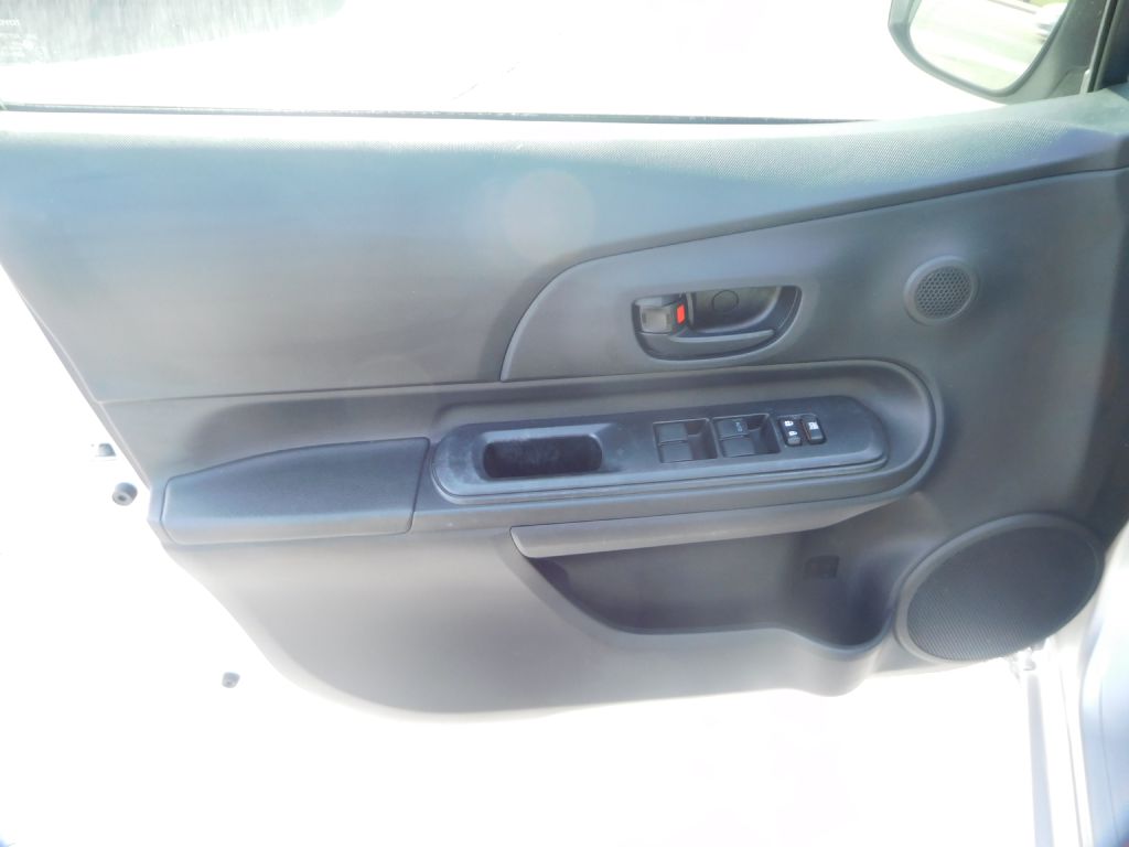 Photo 9 of this TOYOTA PRIUS C