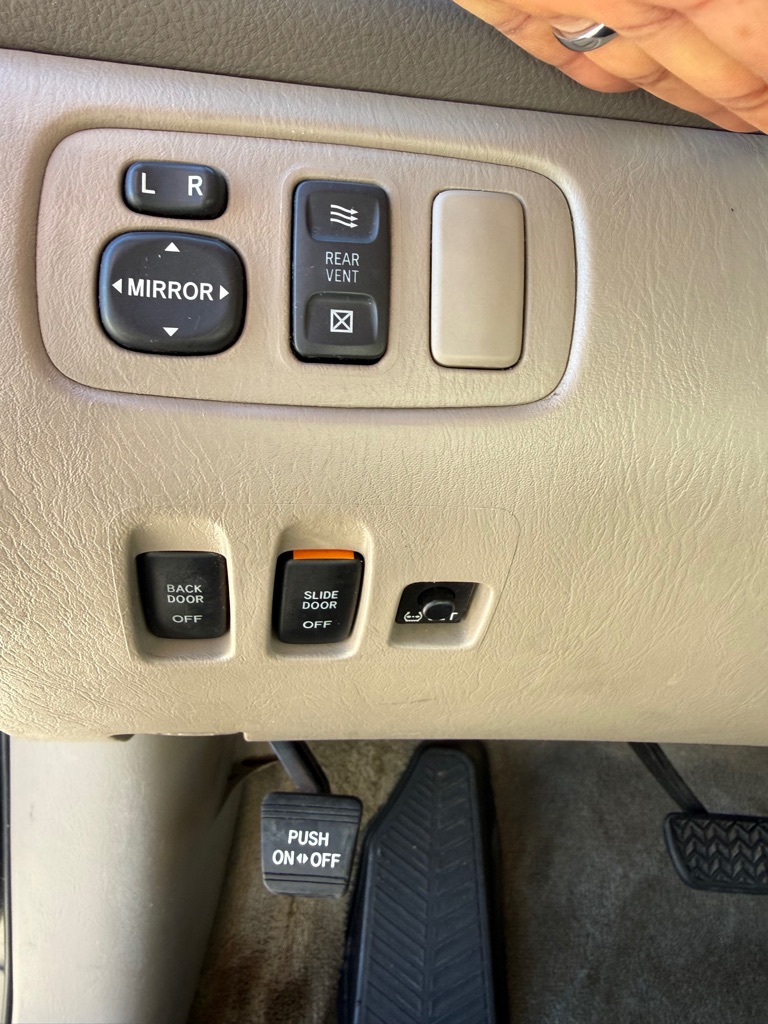 Photo 14 of this TOYOTA SIENNA