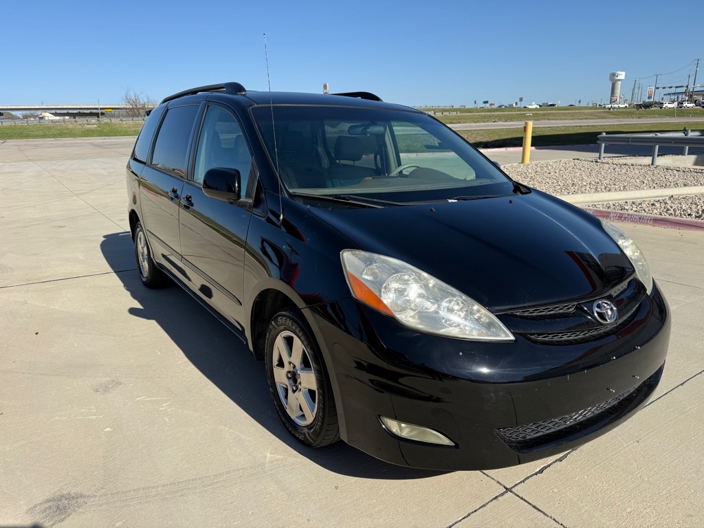 Photo 6 of this TOYOTA SIENNA