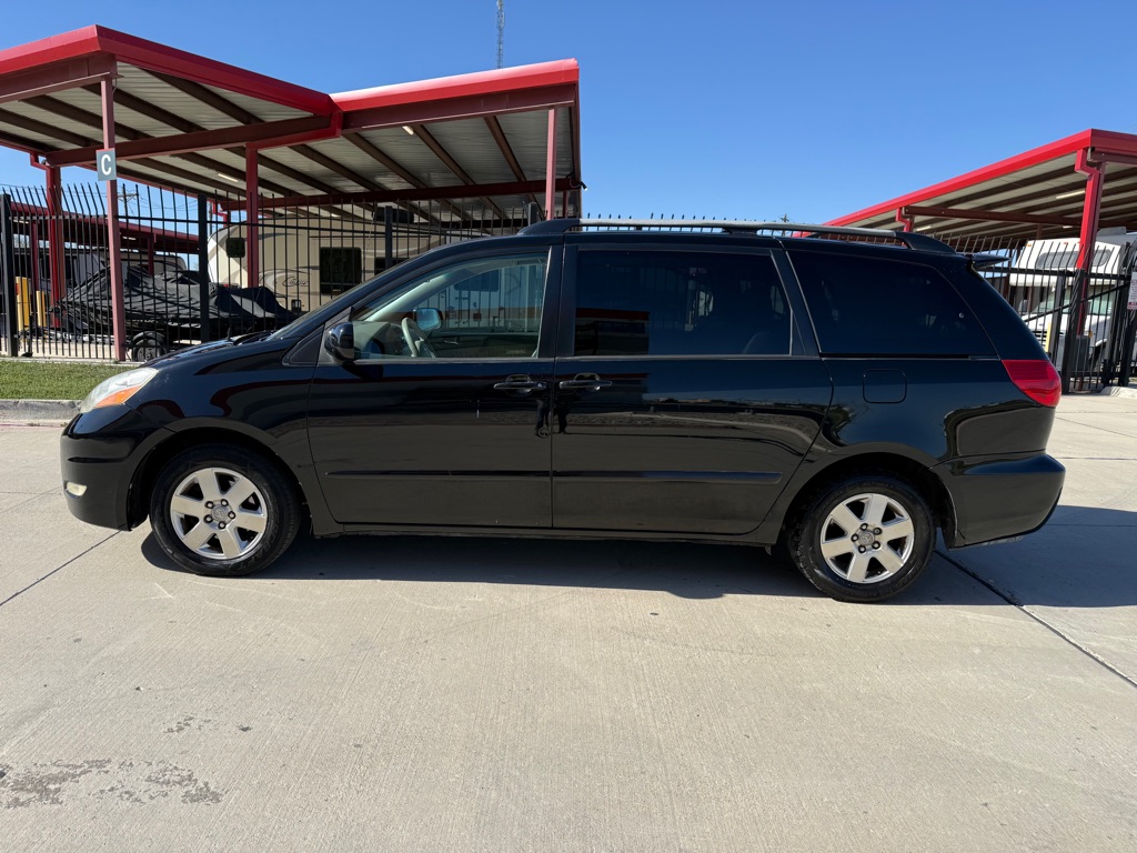 Photo 2 of this TOYOTA SIENNA