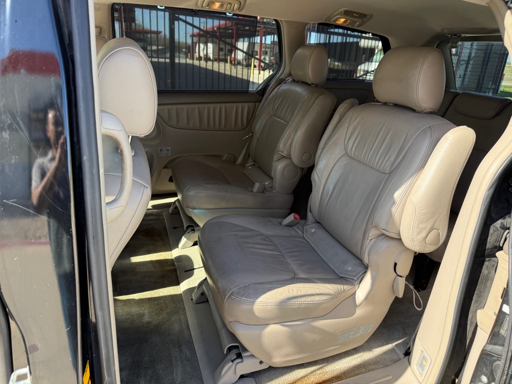 Photo 9 of this TOYOTA SIENNA