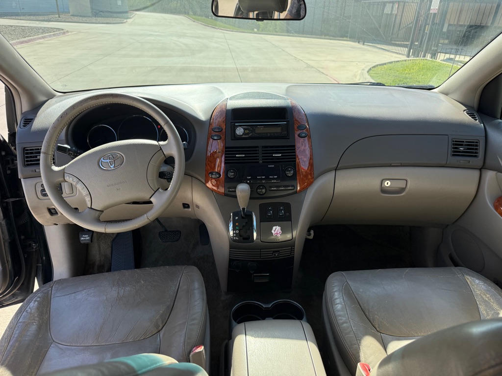 Photo 11 of this TOYOTA SIENNA