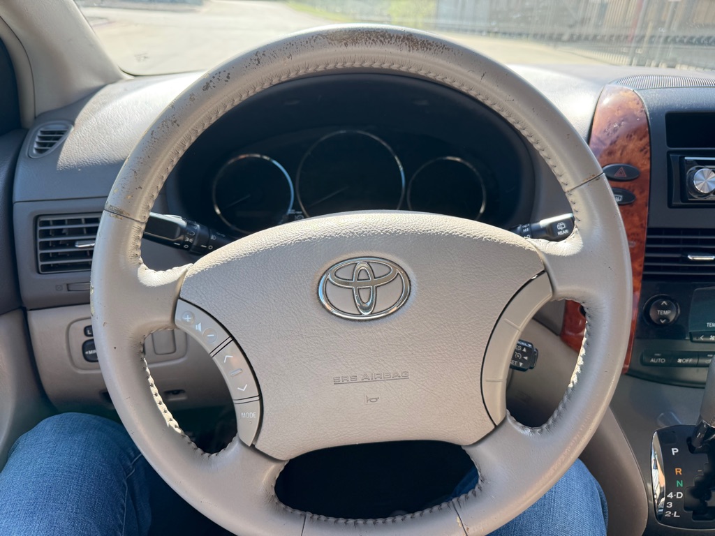 Photo 15 of this TOYOTA SIENNA