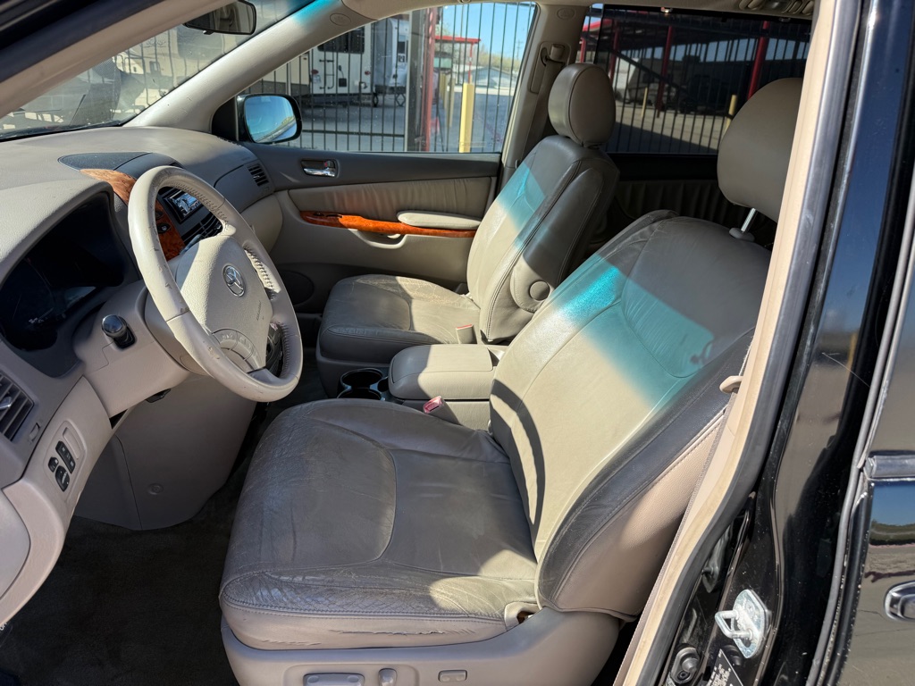 Photo 8 of this TOYOTA SIENNA