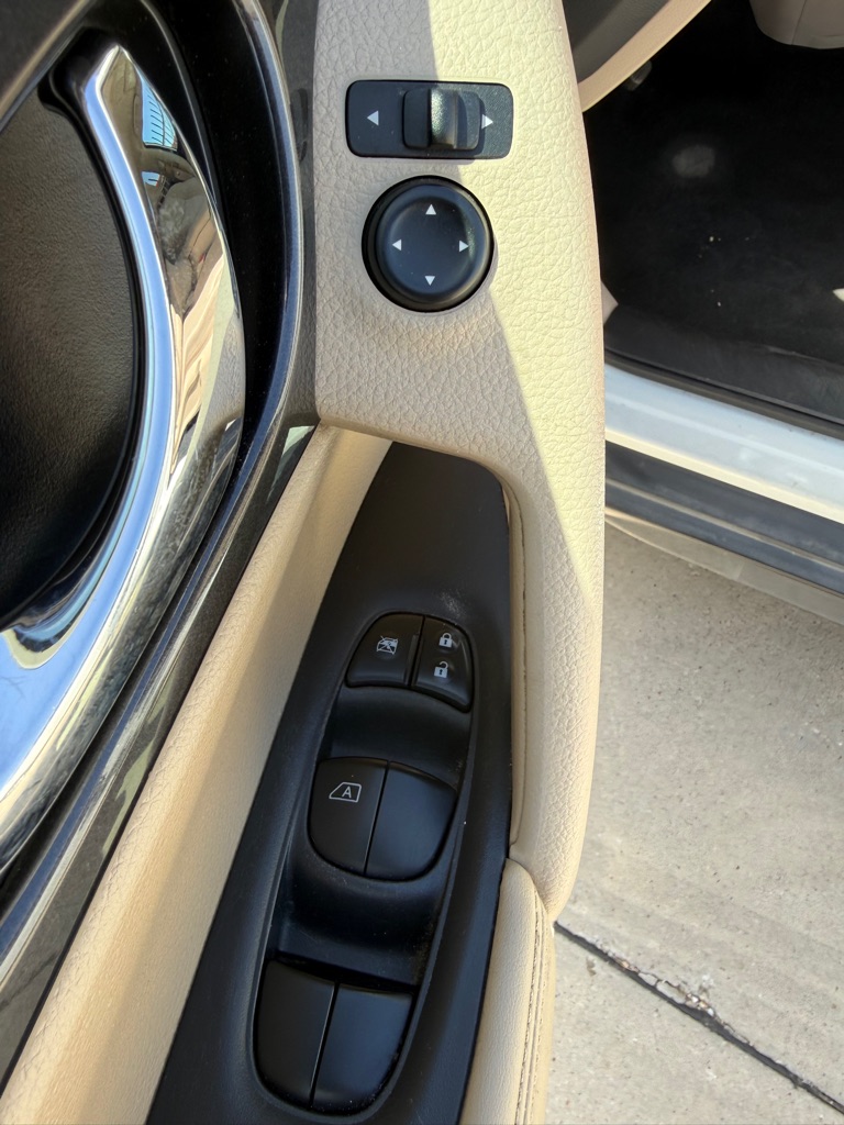 Photo 13 of this NISSAN ROGUE