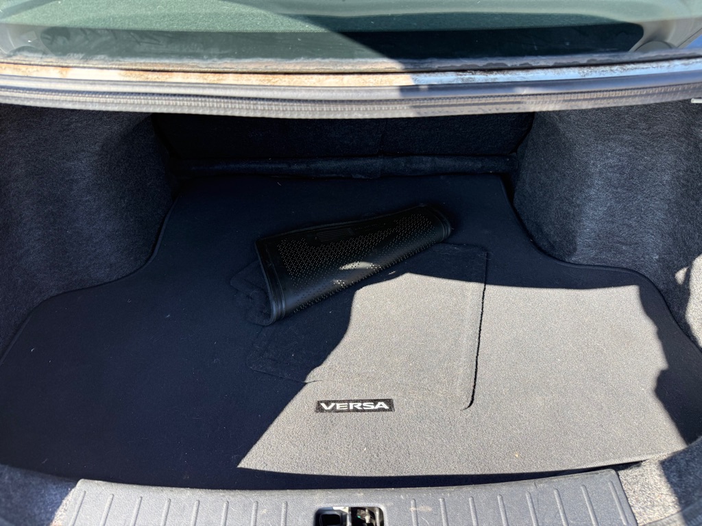 Photo 11 of this NISSAN VERSA