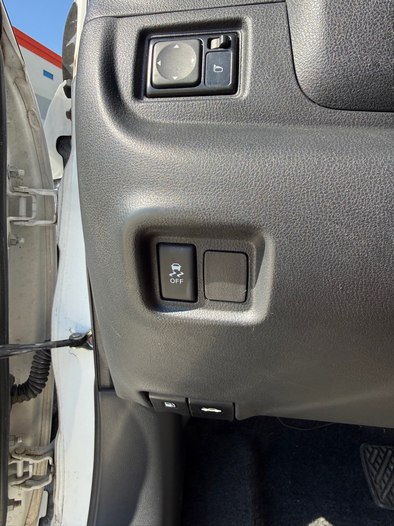 Photo 13 of this NISSAN VERSA