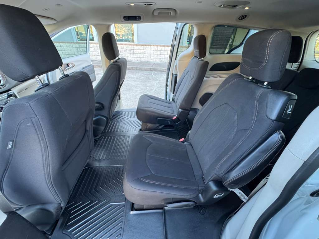Photo 10 of this CHRYSLER PACIFICA