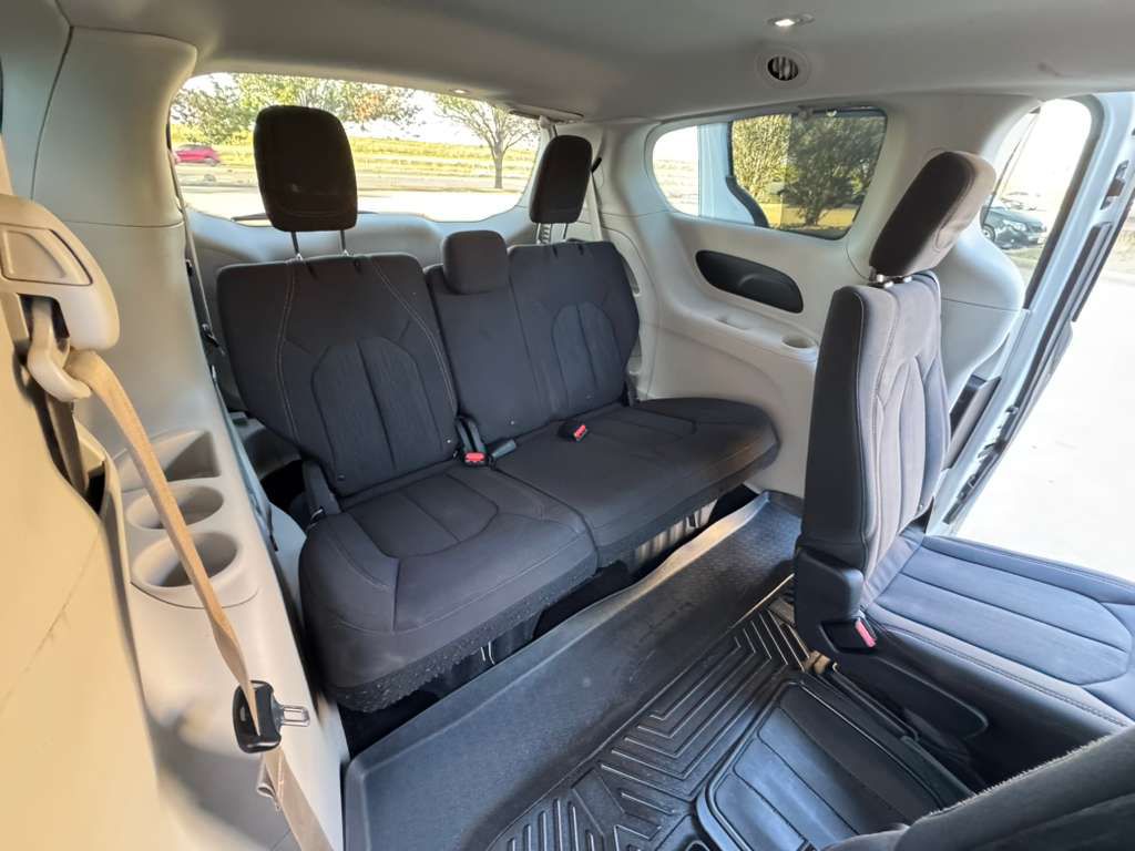 Photo 11 of this CHRYSLER PACIFICA