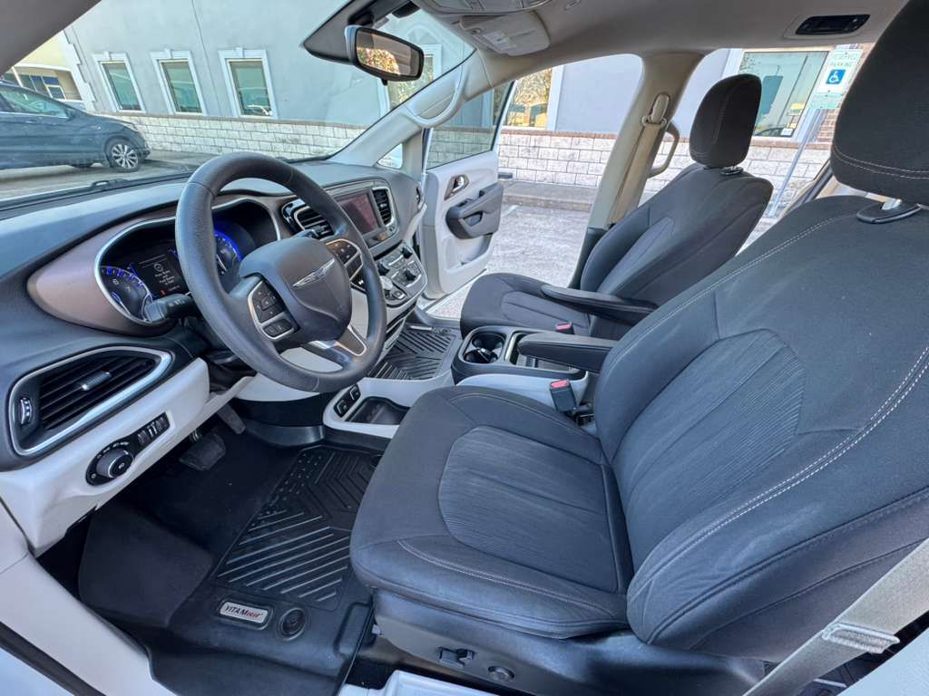 Photo 9 of this CHRYSLER PACIFICA