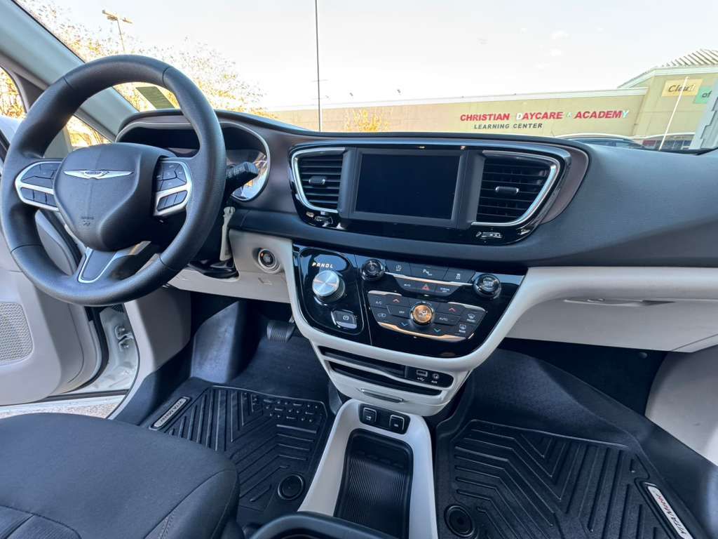 Photo 15 of this CHRYSLER PACIFICA