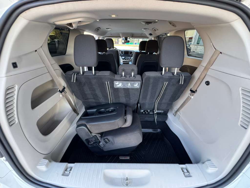 Photo 14 of this CHRYSLER PACIFICA