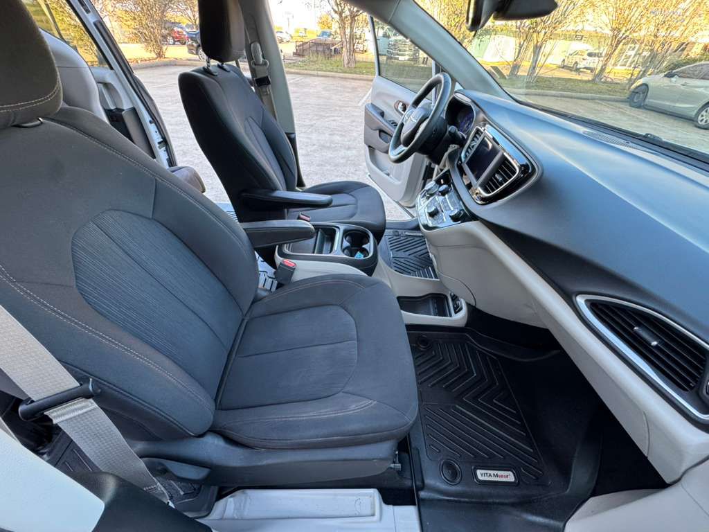 Photo 13 of this CHRYSLER PACIFICA