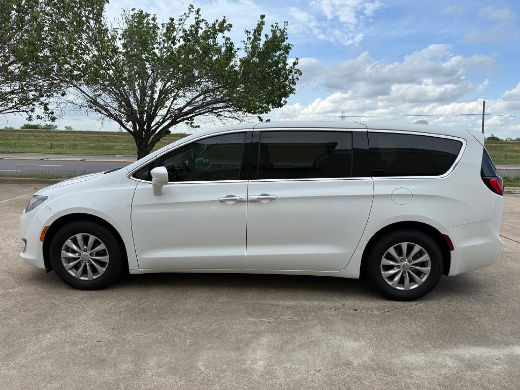 Photo 6 of this CHRYSLER PACIFICA