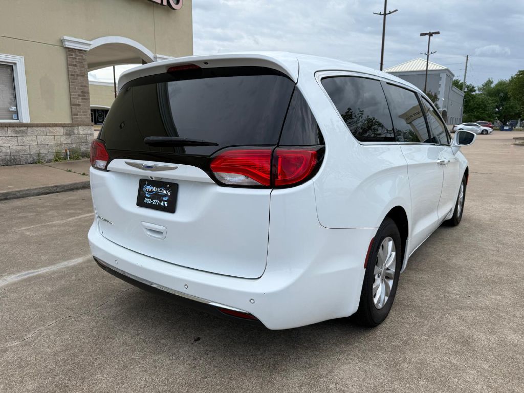 Photo 3 of this CHRYSLER PACIFICA