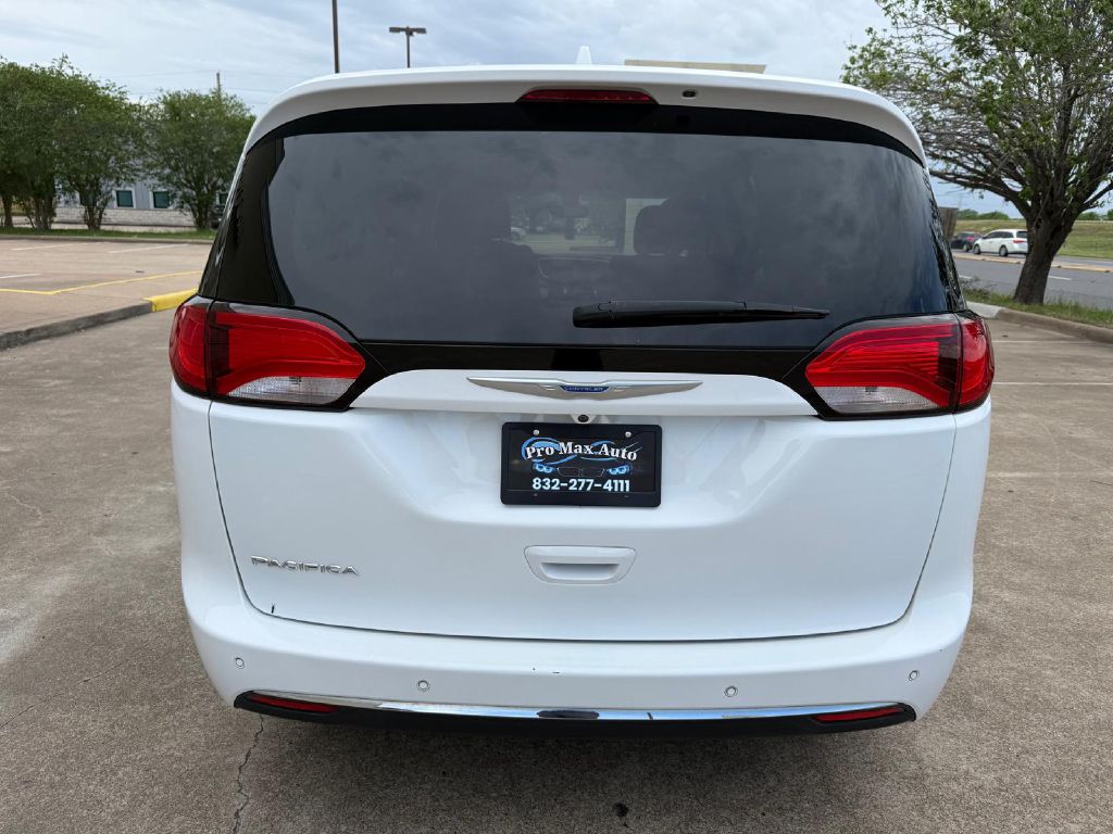Photo 4 of this CHRYSLER PACIFICA