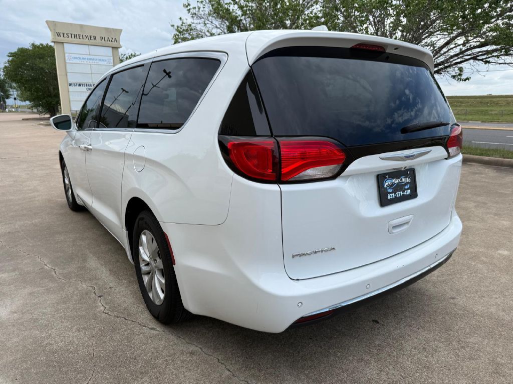 Photo 5 of this CHRYSLER PACIFICA