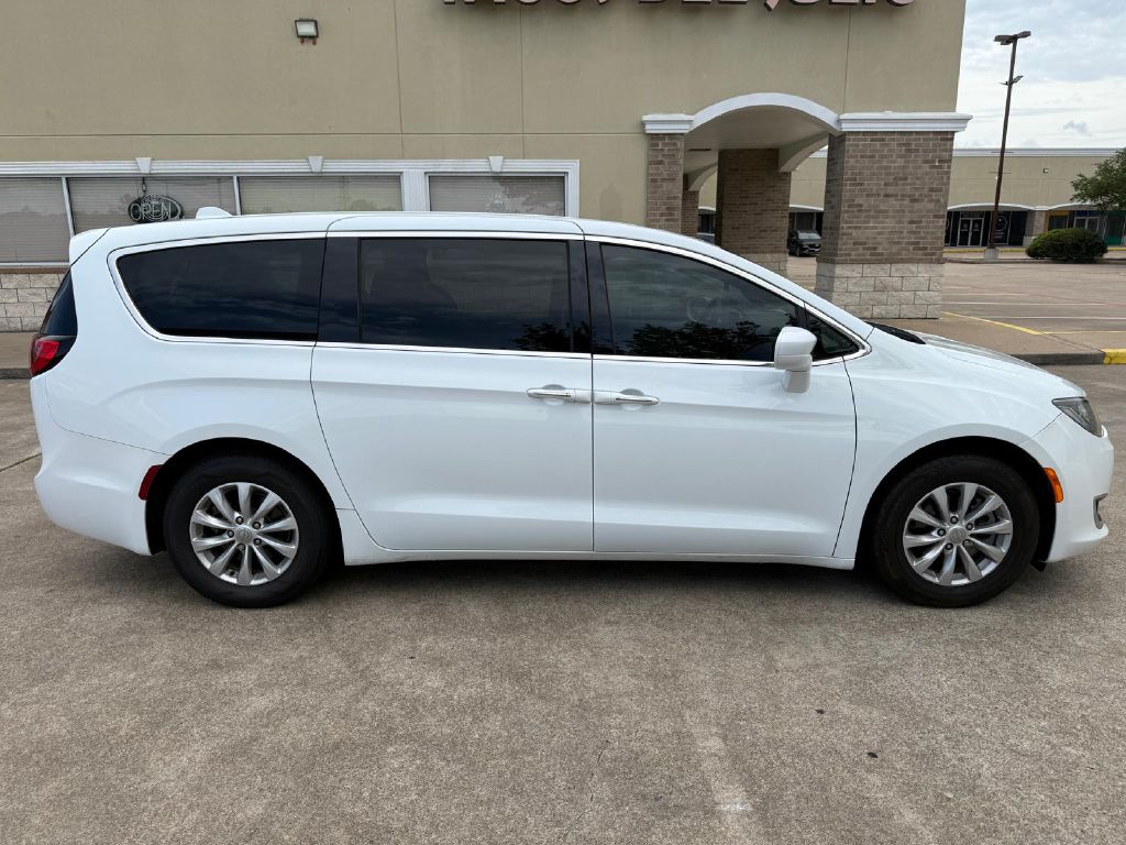 Photo 2 of this CHRYSLER PACIFICA