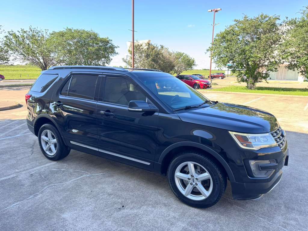 Photo 2 of this FORD EXPLORER