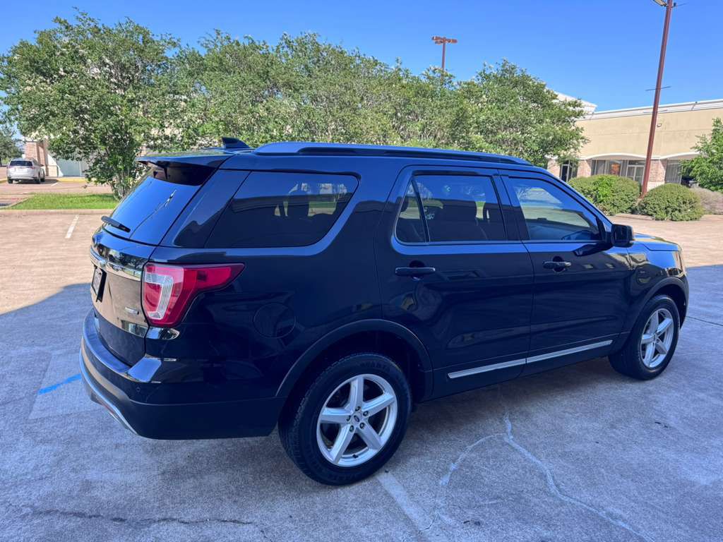 Photo 3 of this FORD EXPLORER