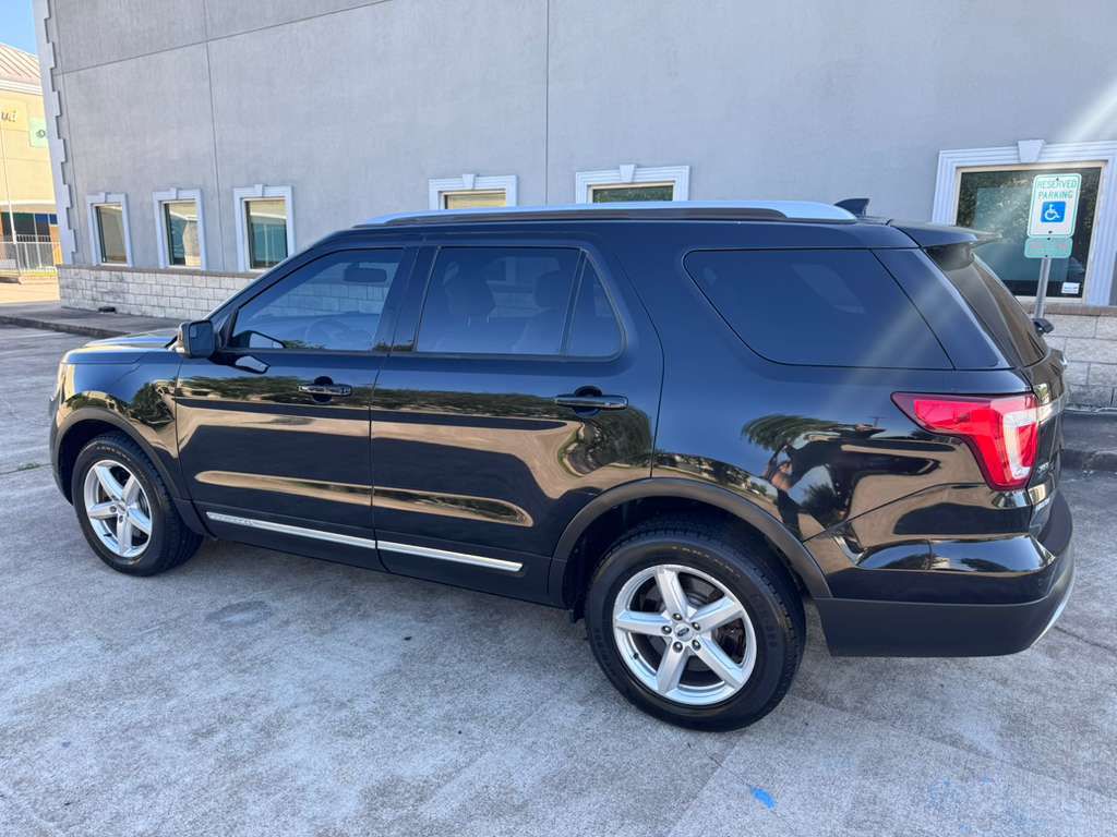 Photo 6 of this FORD EXPLORER