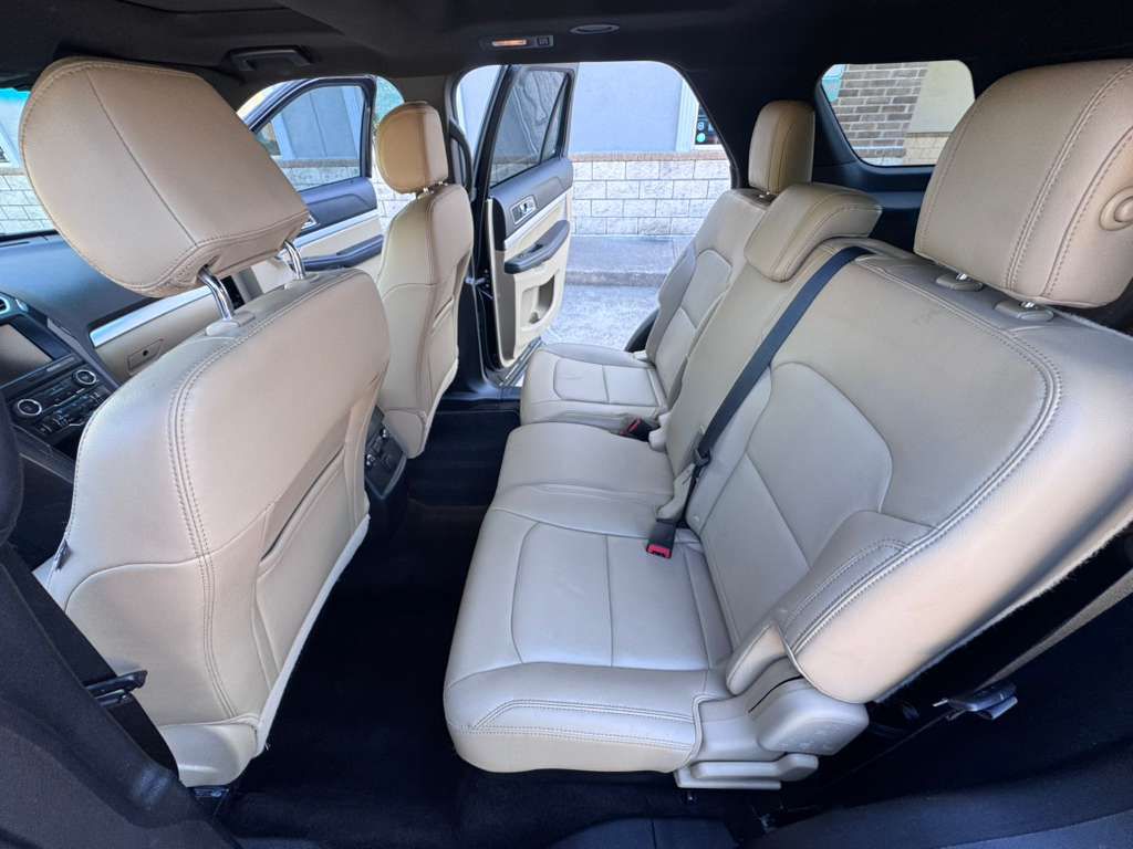 Photo 10 of this FORD EXPLORER