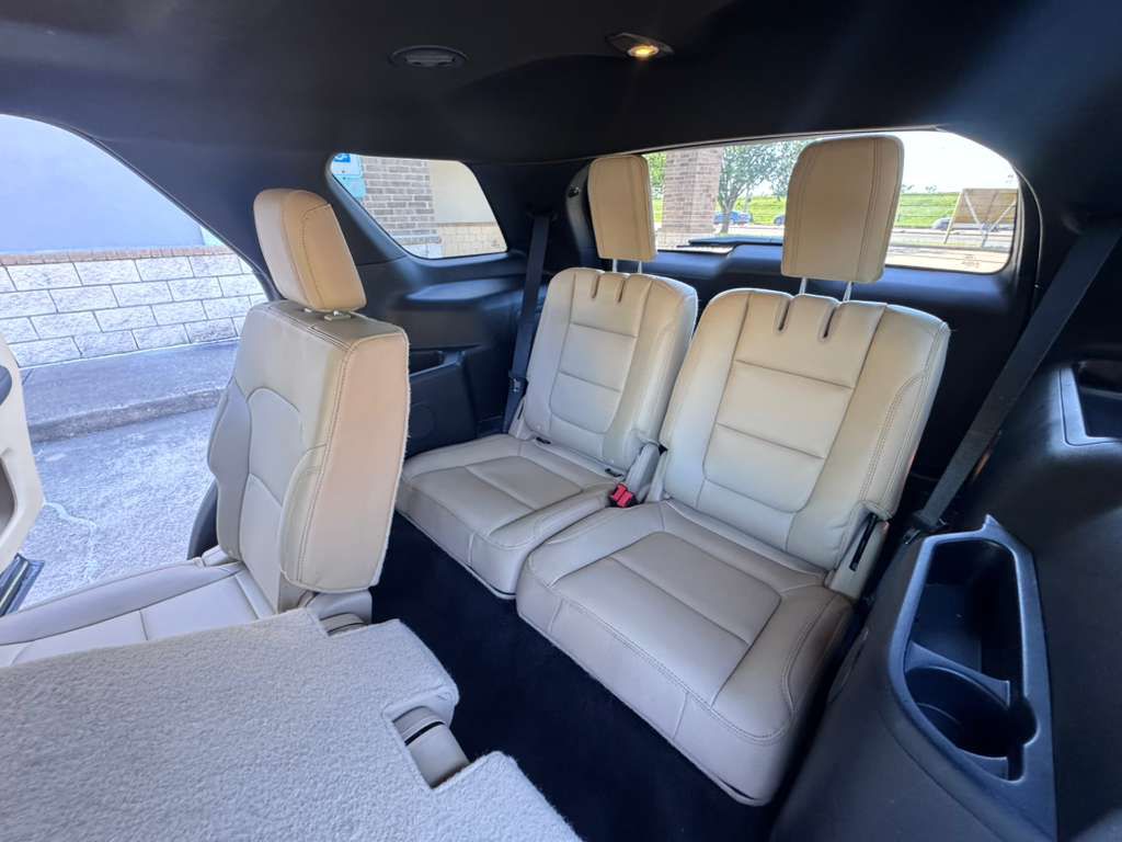 Photo 11 of this FORD EXPLORER