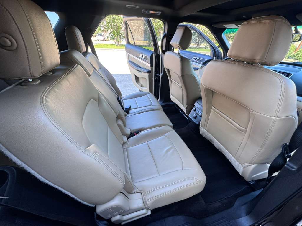 Photo 12 of this FORD EXPLORER
