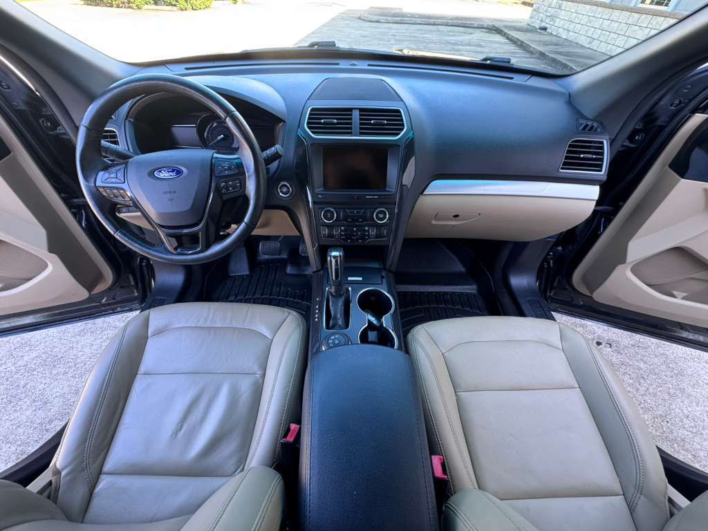 Photo 15 of this FORD EXPLORER