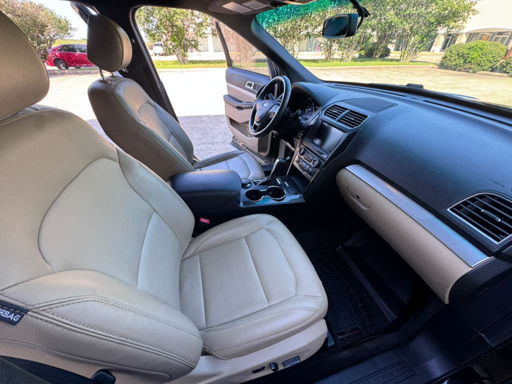 Photo 13 of this FORD EXPLORER