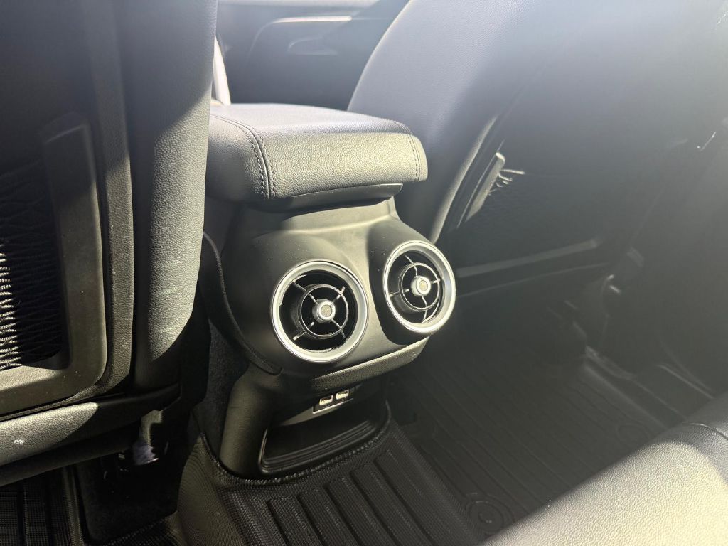 Photo 16 of this ALFA ROMEO STELVIO