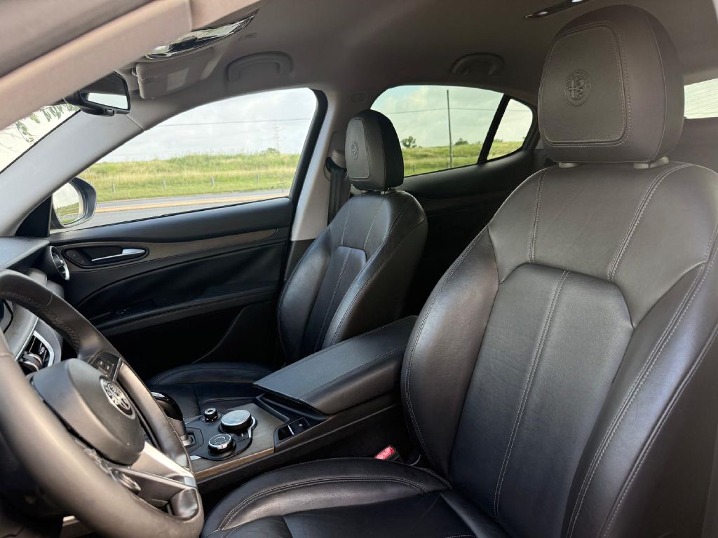 Photo 9 of this ALFA ROMEO STELVIO