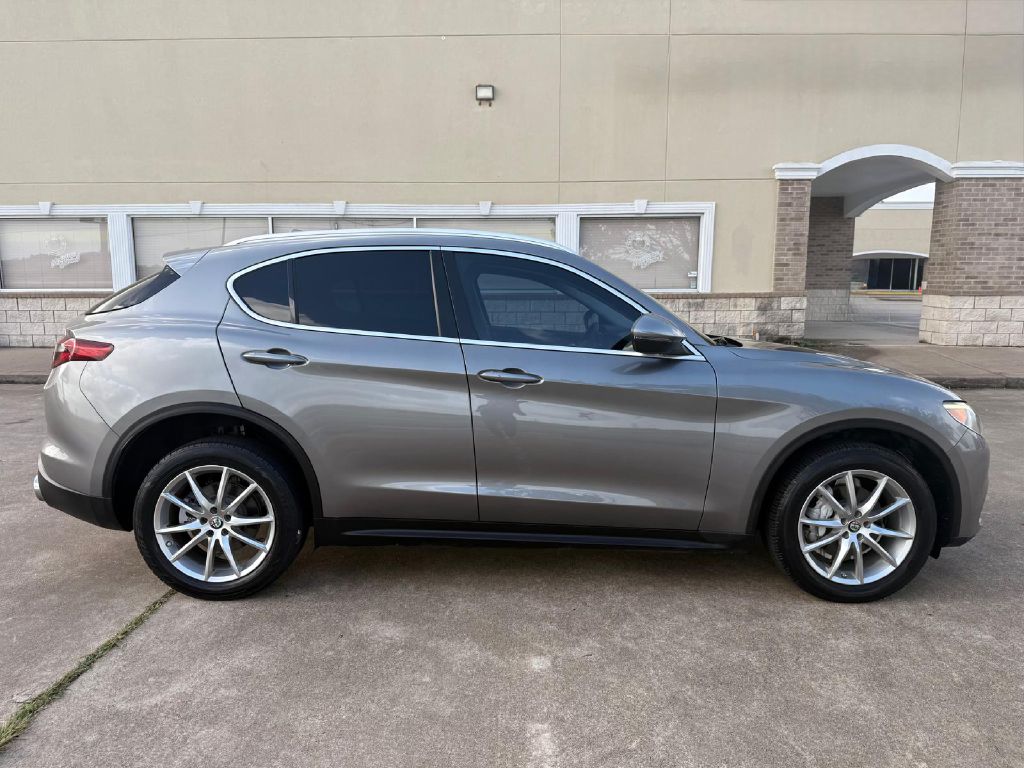 Photo 2 of this ALFA ROMEO STELVIO