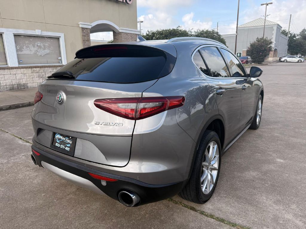Photo 3 of this ALFA ROMEO STELVIO
